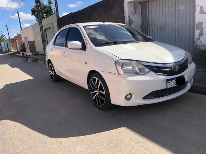 Toyota Etios XLS Sedan 1.5 Flex 16V 4P Mec. 2013