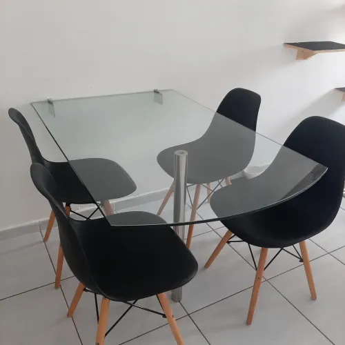 Mesa de vidro com 4 cadeiras