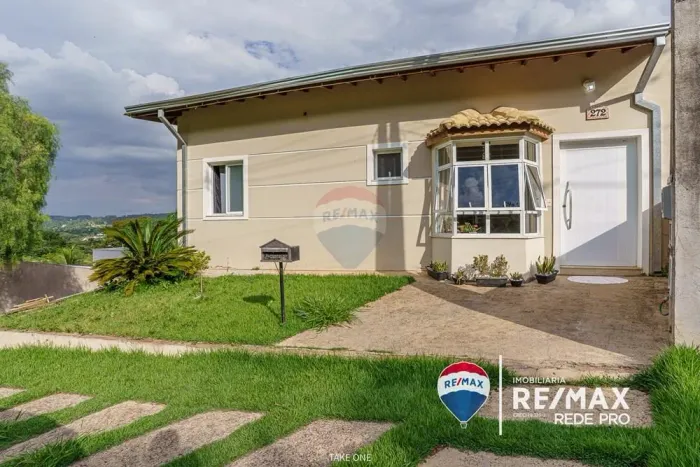 Casa à venda condomínio fechado, 3 dormitórios (1 suíte), 4 vagas e um excelente quintal,