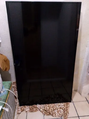 Vendo TV para retirar peças