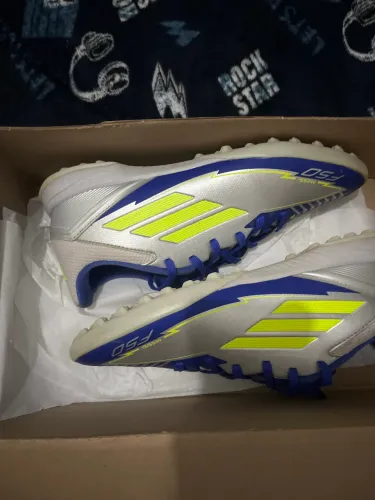 Estou vendendo chuteira F50 com um mês de uso numeração:39 40