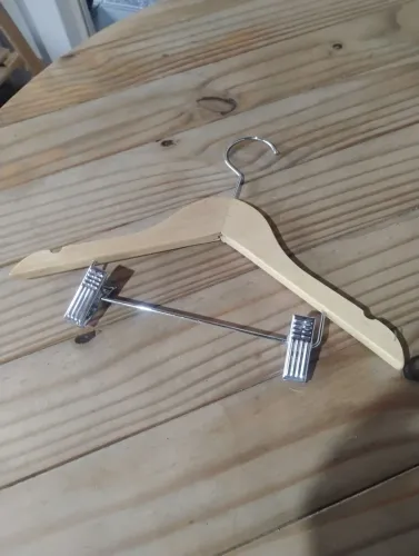 Kit com 10 Cabides infantil de madeira com prendedor