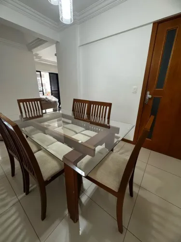 Mesa de jantar com 6 cadeiras