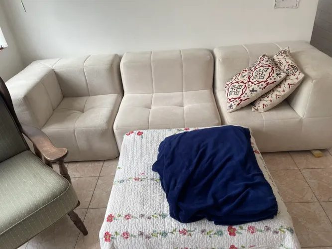 Sofa de Três Modulos Bege + Apoio para pé
