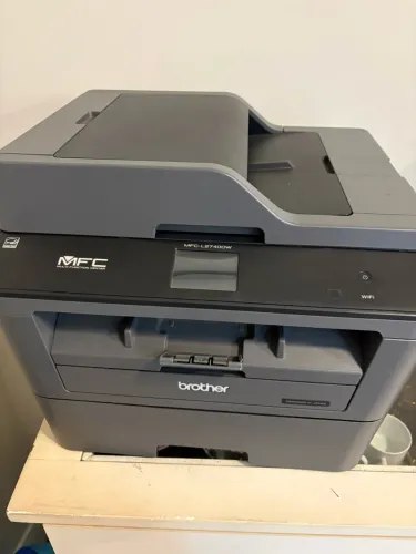 Impressora Multifuncional Laser Brother MFC-L2740DW + Estabilizador