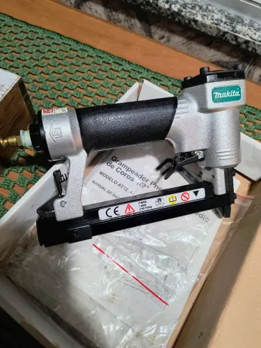 Grampeador Pneumático de Coroa (Modelo AT1216AZ) Makita.