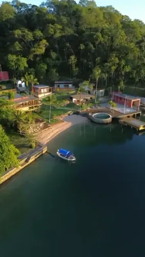 Mansão em Angra Ilha Comprida | Praia Particular e Heliporto | 6 Suítes | Deck para 3 Iate