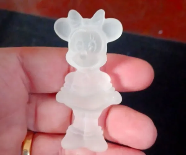 Estatueta Minie em vidro