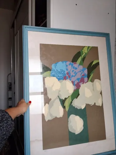 Quadro de parede azul com película de vidro.