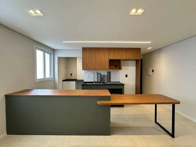 Apartamento de 02 dormitórios com suíte semi mobiliado no bairro Centro em Porto Alegre/RS