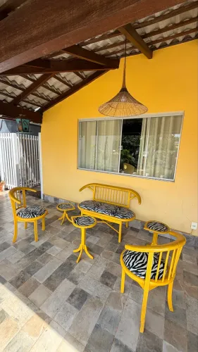 Conjunto de bancos e cadeiras de madeira.