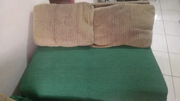 Sofá, com excelente estrutura.