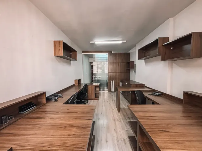 Sala comercial mobiliada e dividida em 2 ambientes para locação