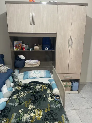 Guarda roupa com cama