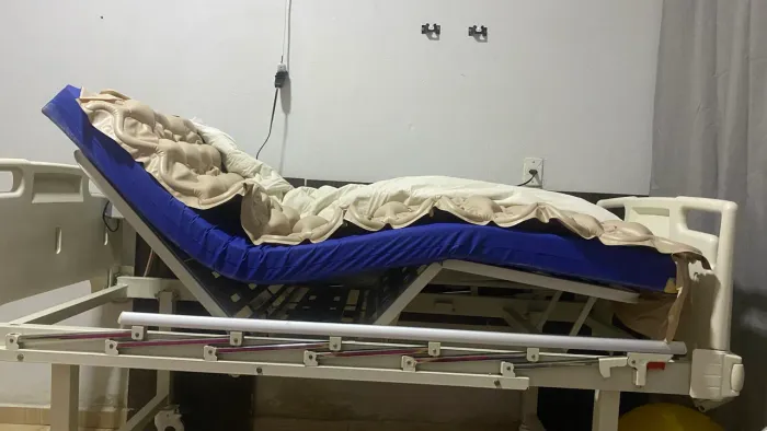 Cama hospitalar articulada com colchão pneumático elétrico