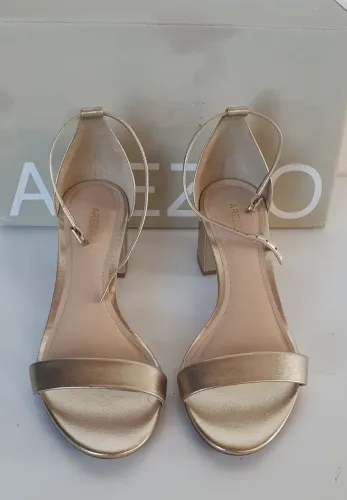 Arezzo - Sandália Dourada Couro <br>Sália Dourada Couro Salto Médio Bloco Isabelliaaaa