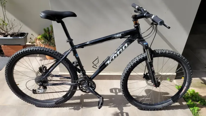 Bicicleta Kona Blast Aro 26 - Shimano Deore, Suspensão RockShox com Trava