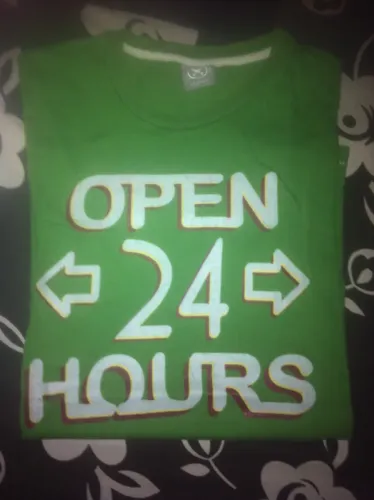 camiseta engraçada frase aberto 24 horas open 24 hours