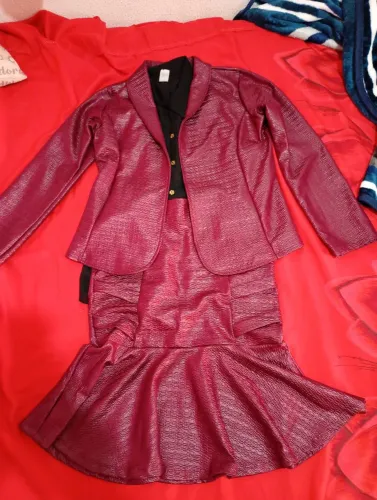 Estou vendendo um conjunto de saia e blusa sem uso