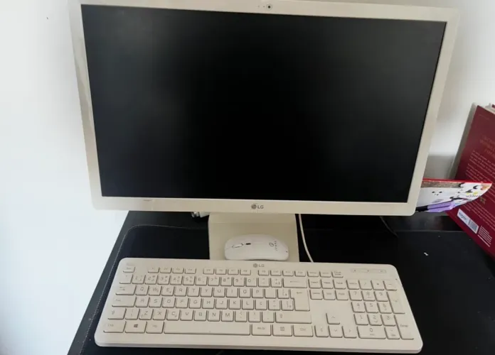 ? COMPUTADOR ALL IN ONE LG 22V280 - SEMINOVO