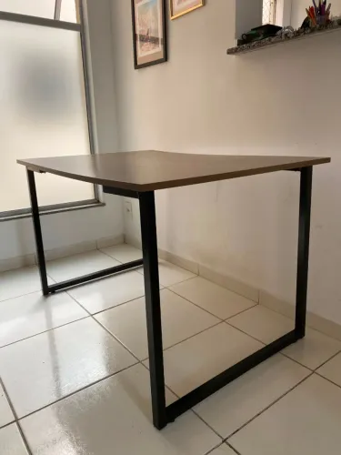 Mesa de Sala de Estar para 4 cadeiras Retangular Estilo Industrial - Cor Imbuia e Preto