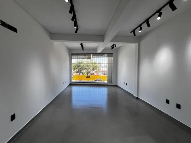 Sala comercial piso superior com cerca de 30m² na Av. Nereu Ramos no bairro Itacolomi em B