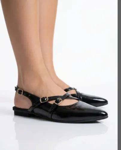 Sapatilha slingback preta fivela
