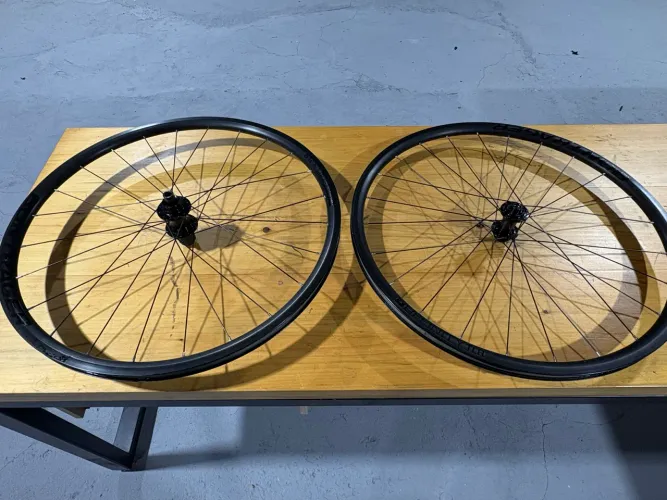 Rodas Bontrager Afinnity TLR Road Disc 