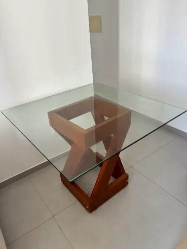 Mesa de jantar com tampo de vidro