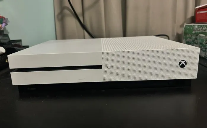 XBOX ONE S - 1TB E 1 CONTROLE