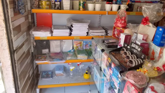 Vende esse material todo de armarinho por 25 mil temos tudo papelaria , brinquedos, etc,..