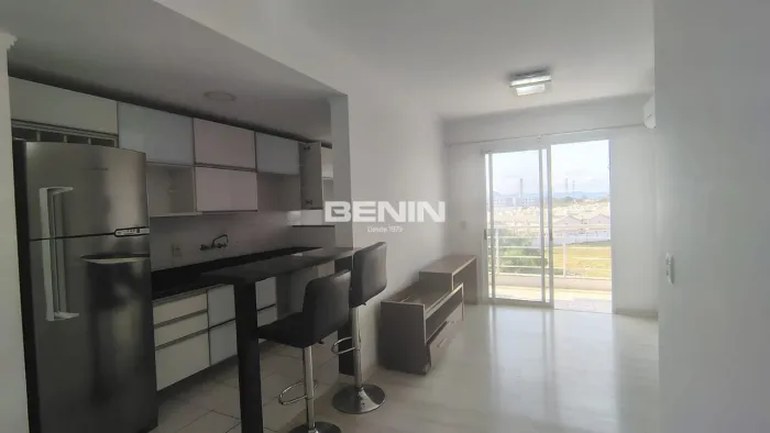 Apartamento de 02 dormitórios, sacada com churrasqueira, cozinha planejada e 01 vaga. Apar