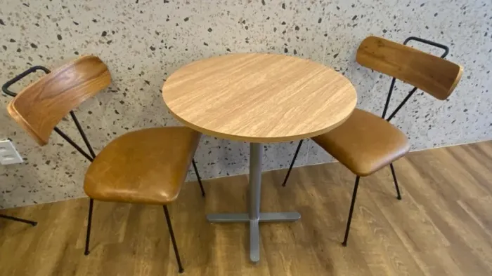 Mesa madeira com 2 cadeiras  Kita em couro