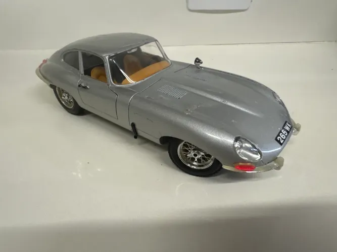 Miniatura 1/18 Jaguar E 1961 Bburago Italy