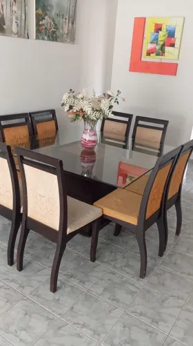 Mesa de vidro com 8 cadeiras