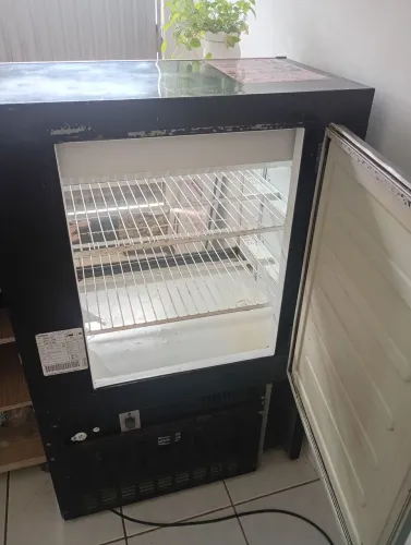 Vende-se vitrine refrigerada para bolos 