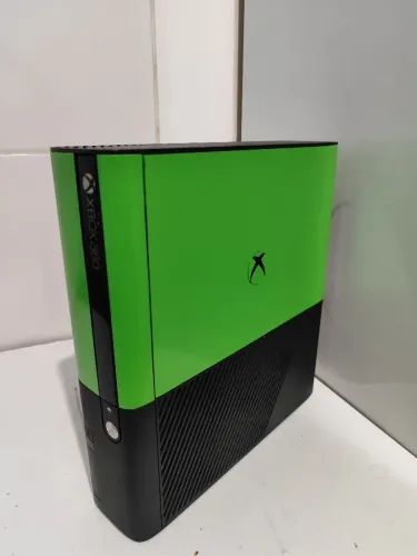 Xbox 360 Super Slim - Bloqueado + HD com desbloqueio exploit + 134 jogos