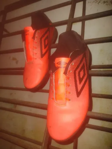 Chuteira umbro Society e futsal de brinde