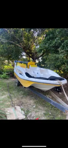 Lancha, regularizada junto a CPAL, capacidade para 07 passageiros e 01 tripulante 