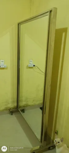 Espelho dupla face de inox, com rodinhas, corpo todo.