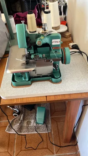 Vendo uma overloque chinesinha com pouco tempo de uso 