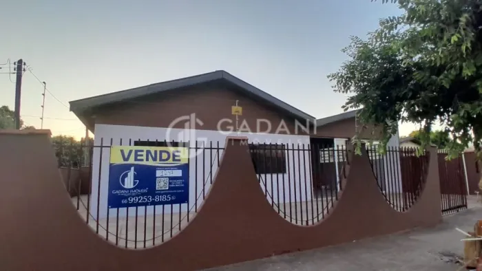 CASA DE ESQUINA COM 3 QUARTOS A VENDA POR R$ 450.000,00 NO JD JACARANDÁS EM SINOP/MT - GAD