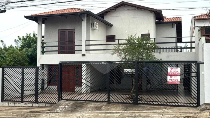 Sobrado de excelente localização com 5 dormitórios.
