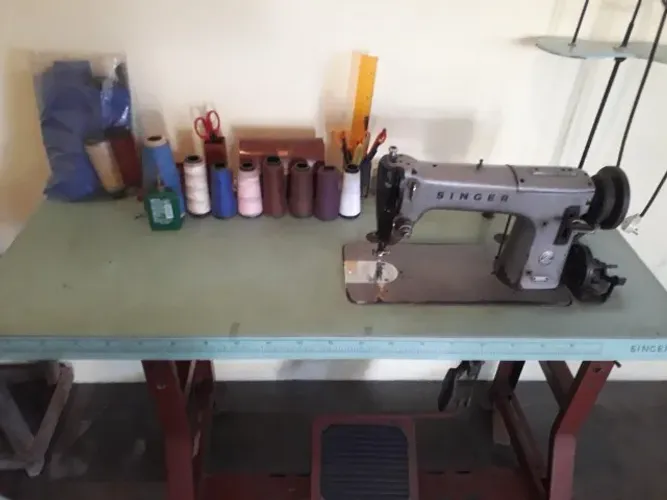 Maquina de Costura da Marca Singer Antiga Motor 220 Voltes