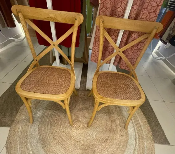 Kit Com 2 Cadeiras de Madeira