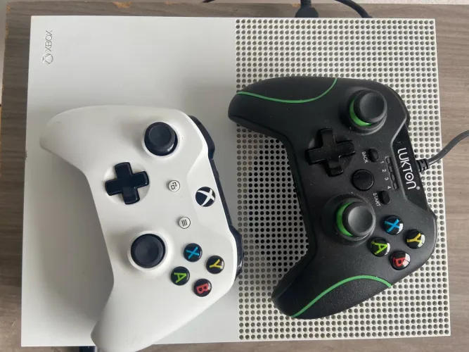Xbox One S 1TB Branco +2 controles + Cabos -Excelente Estado!