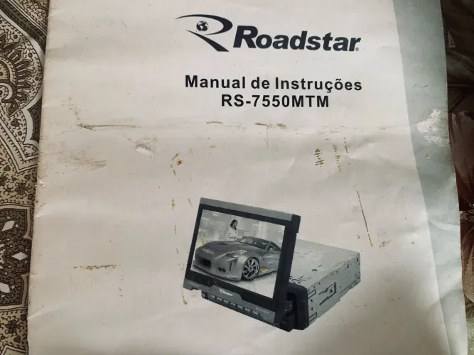 DVD automotivo retrátil Roadstar, modelo RS-7550MTM