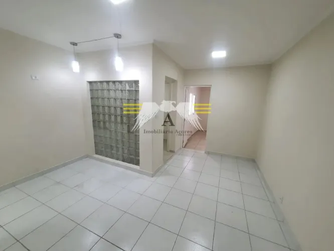 Apartamento / Assobradado de 40m² com 2 Dormitórios, Sala e 2 Banheiros! Não tem condomíni