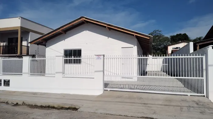 Aluga-se casa no centro de Ilhota 