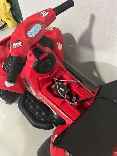 Quadriciclo elétrico infantil